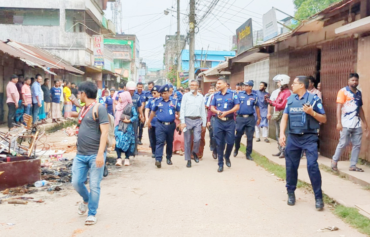 খাগড়াছড়ি টেকনিক্যাল স্কুল অ্যান্ড কলেজের শিক্ষক আবুল হাসনাত মুহাম্মদ সোহেল রানাকে পিটিয়ে হত্যাকে কেন্দ্র করে পাহাড়ি-বাঙালি সংঘর্ষের পর পুরোপুরি স্বাভাবিক হয়নি জনজীবন। ঘটনা তদন্তে অতিরিক্ত জেলা ম্যাজিস্ট্রেট রোজনিন চৌধুরীকে প্রধান করে চার সদস্যের তদন্ত কমিটি গঠন করা হয়েছে। ছবি: জাগো নিউজ