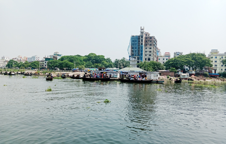 নদী ভ্রমণ করার সময় চোখে পড়ে নারায়ণগঞ্জ বন্দর এলাকায় শীতলক্ষ্যা নদী পার হওয়ার সময় অপেক্ষমান মানুষ। ছবি: ফাত্তাহ তানভীর রানা