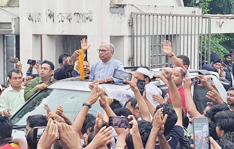 জামিনে কারামুক্ত হয়েছেন দৈনিক আমার দেশ পত্রিকার ভারপ্রাপ্ত সম্পাদক মাহমুদুর রহমান। আজ বিকেল সাড়ে ৩টার দিকে কাশিমপুর কেন্দ্রীয় কারাগার-২ থেকে মুক্ত হন তিনি। ছবি: জাগো নিউজ