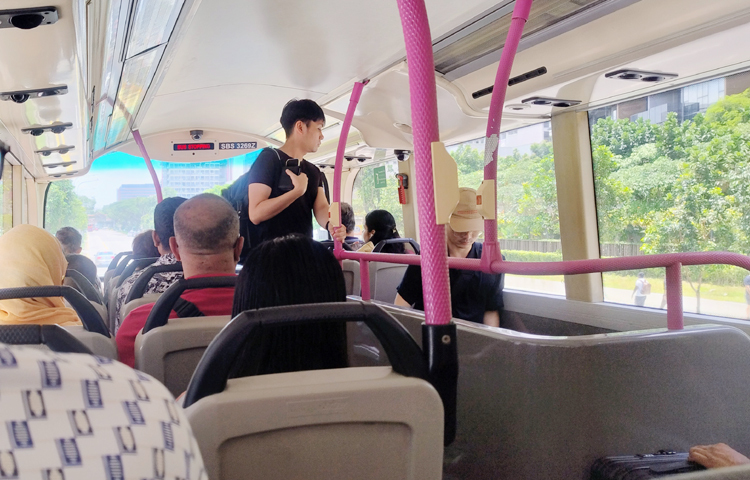 কোন ট্রেন কখন, কত মিনিটে আপনার সামনে এসে পৌঁছাবে তা সেখানে দাঁড়িয়ে বড় স্ক্রিনে দেখতে পাবেন। ট্রেন স্টেশনে থামানোর পর মুহূর্তে শত শত যাত্রী নেমে যাচ্ছেন। আবার চোখের পলকে শত শত যাত্রী টেনে উঠে পড়ছেন। ট্রেনের প্রতিটি বগিতে শিশু, বৃদ্ধ ও প্রতিবন্ধীদের জন্য আলাদা বসার ব্যবস্থা আছে। ছবি: এম মাঈন উদ্দিন