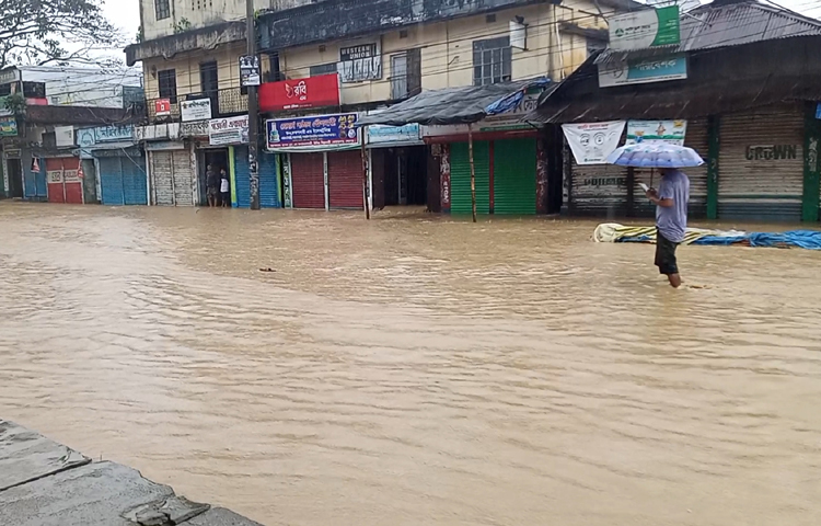 দুই দিনের টানা বর্ষণ আর ভারত থেকে নেমে আসা পাহাড়ি ঢলে শেরপুরে শতাধিক গ্রাম প্লাবিত হয়েছে। ঝিনাইগাতী উপজেলার মহারশি ও নালিতাবাড়ীর ভোগাই ও চেল্লাখালী নদীর পানি বৃদ্ধি পেয়ে বিপৎসীমার ওপর দিয়ে প্রবাহিত হচ্ছে। কয়েক স্থানে ভেঙে গেছে নদীর বাঁধ। ছবি: জাগো নিউজ