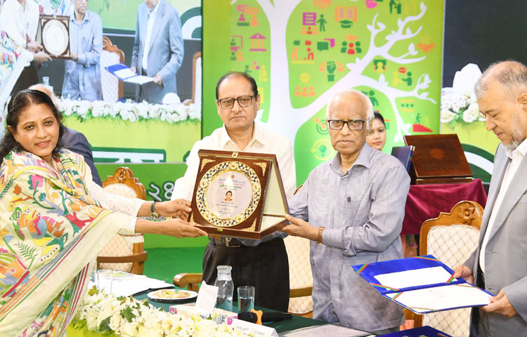 শিক্ষা উপদেষ্টা ওয়াহিদউদ্দিন মাহমুদ আজ ঢাকায় ওসমানী স্মৃতি মিলনায়তনে ‌‘বিশ্ব শিক্ষক দিবস ২০২৪’ উপলক্ষে গুণী শিক্ষক সম্মাননা দেন। এসময় প্রাথমিক ও গণশিক্ষা উপদেষ্টা অধ্যাপক ডা. বিধান রঞ্জন রায় পোদ্দার উপস্থিত ছিলেন। ছবি: পিআইডি