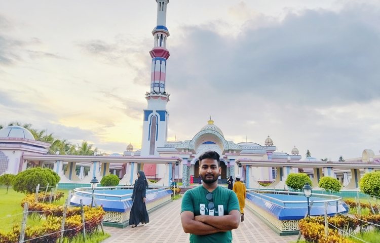 রাতের নীরব পরিবেশে যখন আলোর খেলা এস সরফুদ্দিন আহমেদ সান্টু প্রতিষ্ঠিত মসজিদের গঠনশৈলীতে ছাপ ফেলে; তখন প্রতিটি অংশ জীবন্ত হয়ে ওঠে। মসজিদের রাতের সৌন্দর্য ও আধ্যাত্মিক পরিবেশ এক অনন্য অভিজ্ঞতার জন্ম দেয় মানুষের হৃদয়ে। ছবি: এম আই সিয়াম মৃধা