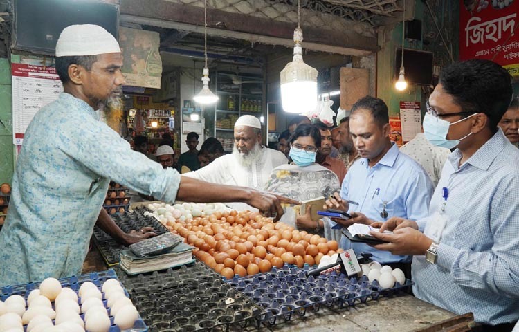 বাণিজ্য মন্ত্রণালয়ের সিনিয়র সহকারী সচিব মো. মেহেদী হাসান আজ ঢাকায় নিউমার্কেট কাঁচাবাজারে মন্ত্রণালয়ের আওতাধীন বিভিন্ন বিভাগের সমন্বয়ে বাজার মনিটরিং করেন। ছবি: পিআইডি