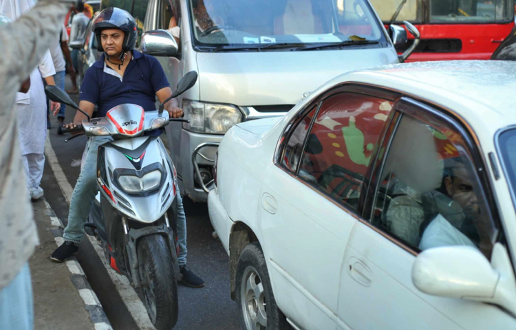 যানজট নিরসনে কার্যকরী পদক্ষেপ খুবই জরুরি। কেননা দৈনিক বহু কর্মঘণ্টা নষ্ট হয়ে যায় সড়কেই। যে কারণে পিছিয়ে পড়ছে মানুষ। ছবি: মাহবুব আলম