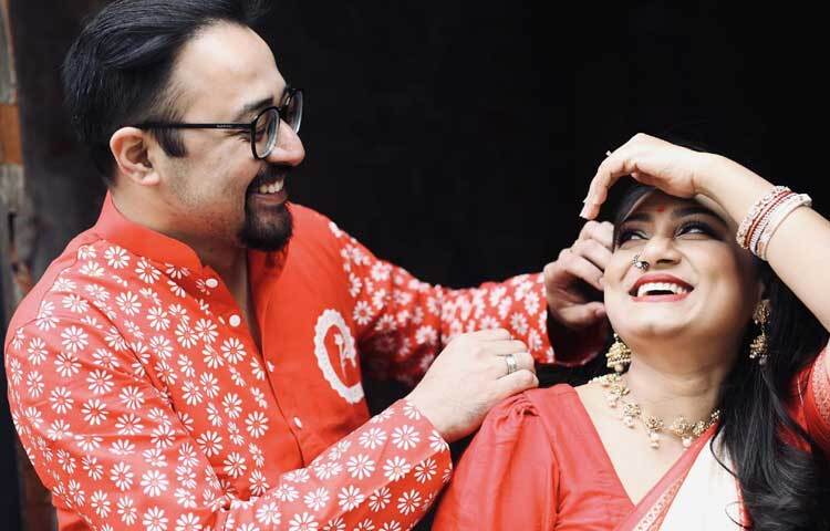 স্বামী অমিত দে এর সঙ্গে হাস্যোজ্জ্বল গায়িকা। ছবি: অবন্তীর ফেসবুক থেকে
