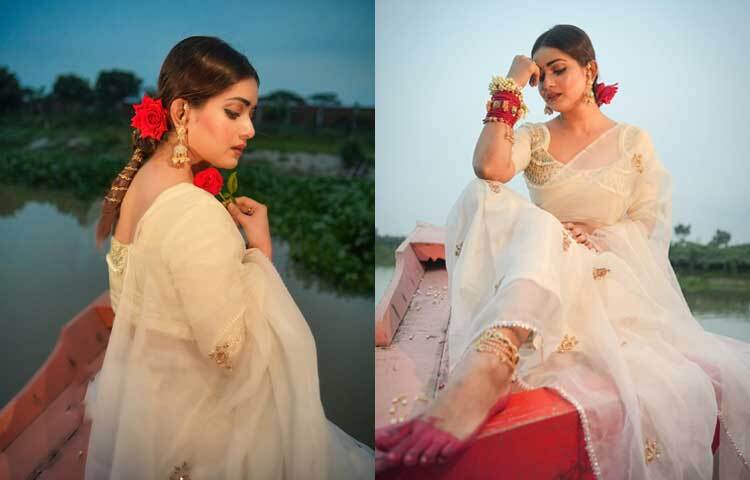 শাড়ির হালকা সোনালি কাজ আর সরু জরির বর্ডারের সঙ্গে নজরকাড়ছে তিশার স্টেটমেন্ট ব্লাউজের সামনের কারুকাজ। ছবি: ফেসবুক থেকে