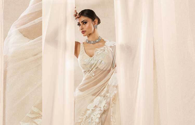 সাদা শিফন শাড়ি আর রূপার গহনায় আবেদন ছড়াচ্ছেন মৌনি রায়। ছবি: ইনস্টাগ্রাম থেকে