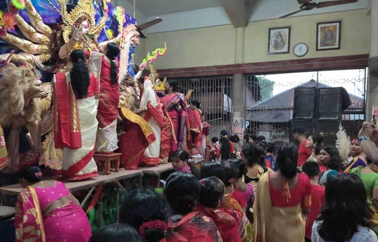 এ বছর দেবী দুর্গার আগমন করেছেন দোলায়। পালকি বা দোলায় দেবীর আগমন বা গমন হলে ফলাফল হয় মড়ক, যা শুভ ইঙ্গিত নয়। এ ছাড়াও দেবী স্বর্গে গমন করবেন ঘোটকে বা ঘোড়ায়। ছবি: এন কে বি নয়ন