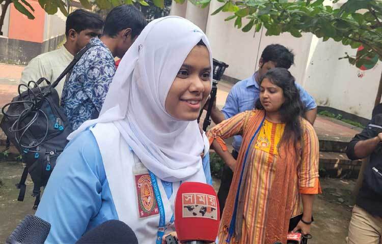 গণমাধ্যমে নিজের অনুভূতি শেয়ার করছেন এক শিক্ষার্থী। ছবি: মাহবুব আলম