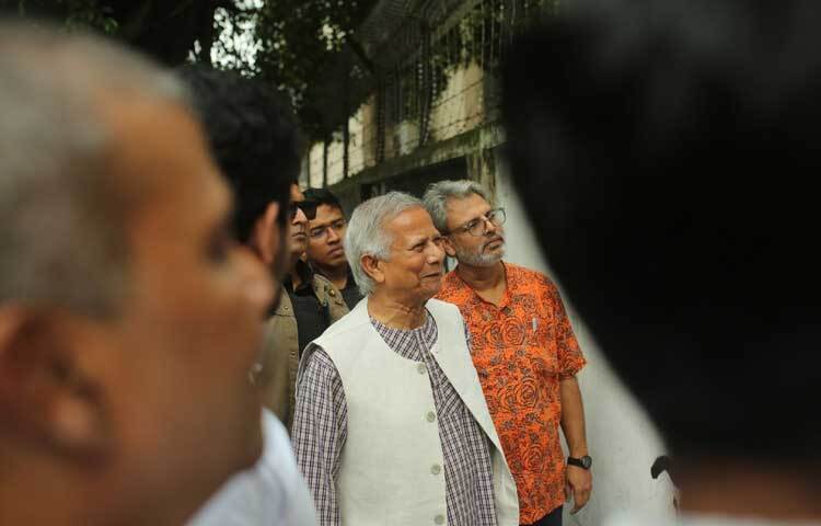 প্রশান্তির চাহনি তাঁর।