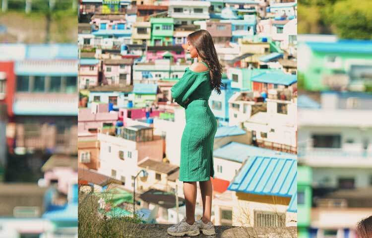 মিডি ড্রেসের সঙ্গে সাদা রানিং শু, সেমি কার্ল হেয়ারস্টাইল, কানে স্টাড আর সেমি গ্লস মেকআপ লুক বেছে নিয়েছেন নায়িকা।