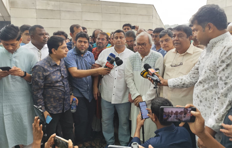 বিএনপির সিনিয়র যুগ্ম মহাসচিব রুহুল কবির রিজভী বলেছেন, ‘হঠাৎ আপনারা (অন্তর্বর্তী সরকার) আনুপাতিক ভোটের নির্বাচনকে সামনে এনে জটিলতা তৈরি করবেন না। এ জটিলতা তৈরি মানে স্বাধীনতা বিরোধীদের মদদ দেওয়া। পৃথিবীর অনেক দেশ এ পদ্ধতি চালু করে ফিরে এসেছে। নেপাল চালু করেছিল, এলোমেলো হয়ে গেছে।’ ছবি: জাগো নিউজ