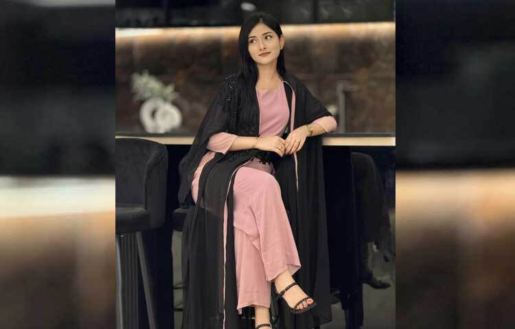 স্টাইলিশ মালাইকা চৌধুরী।