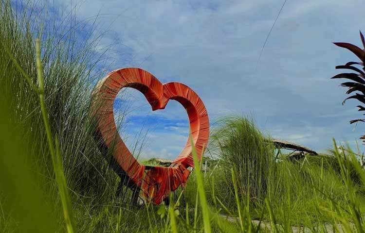বরগুনায় নদী তীরে অবস্থিত ফাতরার চর একটি আদর্শ পিকনিক স্পট হিসেবে পরিচিত। এখান থেকে নদীর প্রাকৃতিক সৌন্দর্য উপভোগ করা যায়।