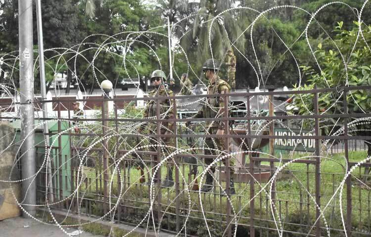 বঙ্গভবনের প্রধান ফটকের সামনে ব্যারিকেড ছাড়াও কাঁটাতারের বেড়া দেওয়া হয়েছে, যা গতকাল ছিল না।