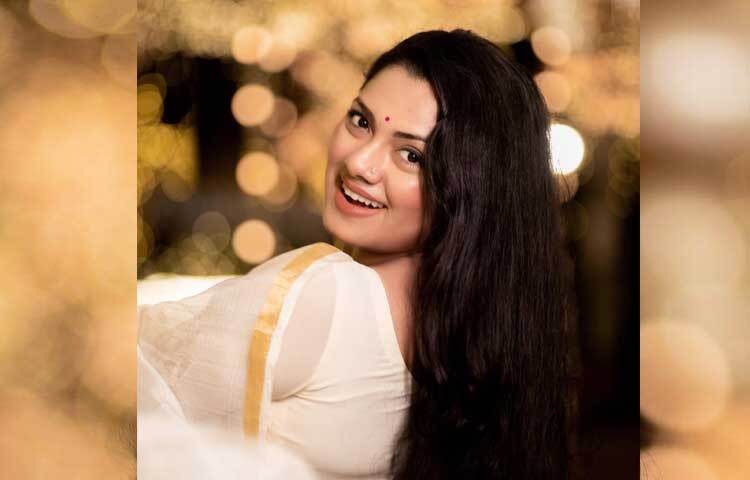 বর্তমানে কাজ ও একমাত্র মেয়ে ইলহামকে নিয়ে ব্যস্ত সময় পার করছেন জনপ্রিয় এই নায়িকা।