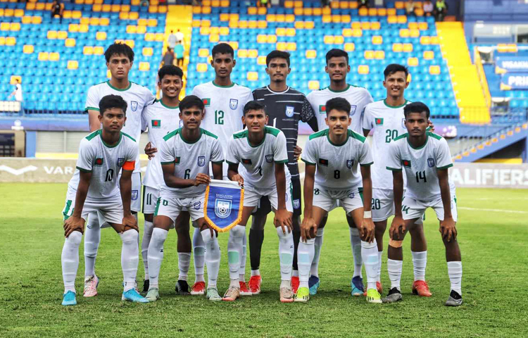 আগের ম্যাচে ফিলিপাইনকে হারিয়ে জয়ে ফিরেছিল বাংলাদেশ অনূর্ধ্ব-১৭ ফুটবল দল। আজ কম্বোডিয়ার নমপেনে তারা দ্বিতীয় জয়টি তুলে নিলো ম্যাকাওকে ৭-০ গোলে উড়িয়ে দিয়ে। এএফসি অনূর্ধ্ব-১৭ বাছাইয়ের এই ম্যাচে ম্যাকাওকে একাই ধসিয়ে দিয়েছেন ফয়সাল। করেছেন ৪ গোল। ছবি: সংগৃহীত