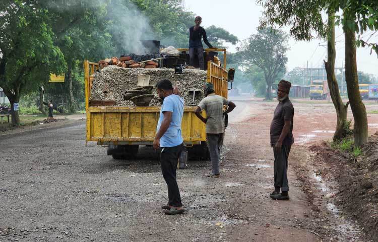 জোড়াতালি দিয়ে সংস্কার চলছে সিরাজগঞ্জ-নাটোর মহাসড়কের চরিয়া ও সাতটিকরি এলাকায় খানাখন্দ। গর্তে জমে থাকা কাদা-পানিতে বিটুমিন মেশানো পাথর দিয়ে চলছে সংস্কার। এতে ক্ষুব্ধ এলাকাবাসী। ছবি: এমএ মালেক