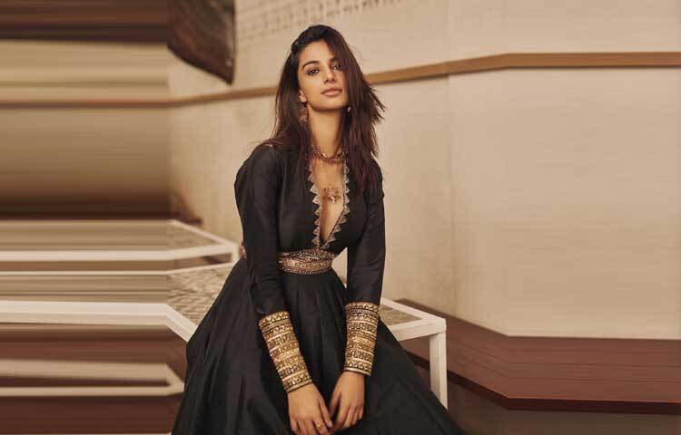 মডেলিং দিয়ে বিনোদনজগতে আসেন লাস্যময়ী এই অভিনেত্রী। এরই মধ্যে বেশ কয়েকটি সুন্দরী প্রতিযোগিতায় পুরস্কার জেতেন তিনি।