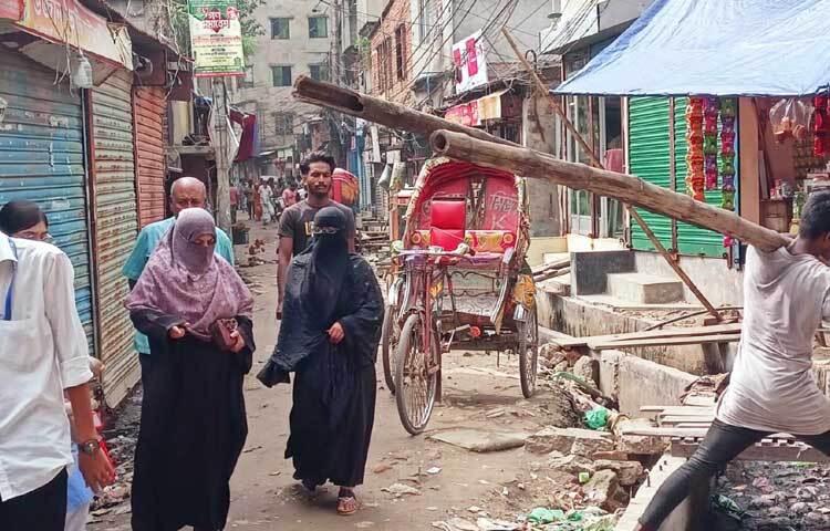আজ এক প্রতিষ্ঠান কাটছে তো কাল কাটছে অন্যটি। বিভিন্ন প্রতিষ্ঠানের এমন সমন্বয়হীনতায় চরম দুর্ভোগ পোহাচ্ছেন রাজধানীবাসী।
