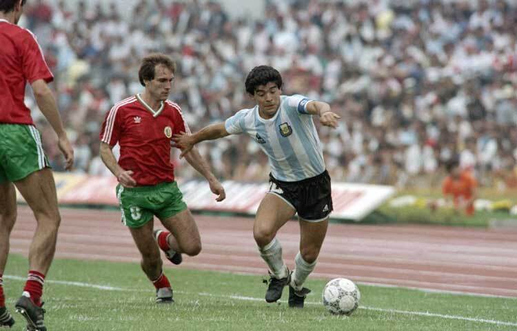 শুধু আর্জেন্টিনা নয়, বিশ্বজুড়ে কোটি মানুষের কাছে একটি আবেগের নাম ম্যারাডোনা। ছবি: এএফপি