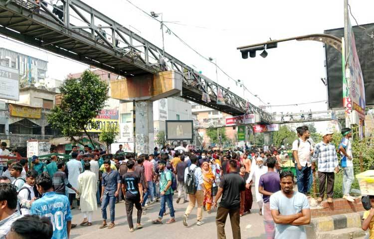 এরপর ২২ অক্টোবর সাত কলেজ শিক্ষার্থীরা রাজধানীর নীলক্ষেত ও সায়েন্সল্যাব মোড় অবরোধ করে। দুপুর ১২টা থেকে বেলা ৩টা পর্যন্ত এ অবরোধ কর্মসূচি চলে। বিকেলে কর্মসূচি থেকে ৩ দফা দাবি জানিয়ে ২৪ ঘণ্টার আলটিমেটাম দিয়ে সেদিনের মতো কর্মসূচি স্থগিত ঘোষণা করেন তারা।