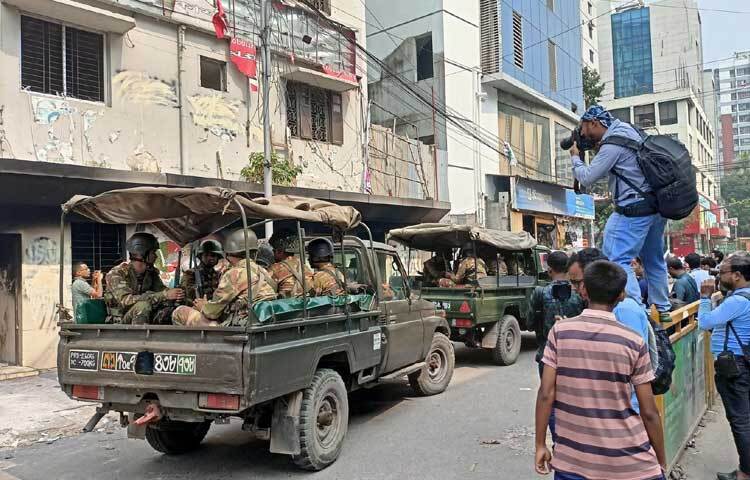 পুলিশের পাশাপাশি অপ্রীতিকর পরিস্থিতি ঠেকাতে ও জনগণের জান-মালের নিরাপত্তায় দুপুর ১২টার দিকে জাতীয় পার্টির অফিসের সামনে আসে সেনাবাহিনীর দুটি টহল গাড়ি।