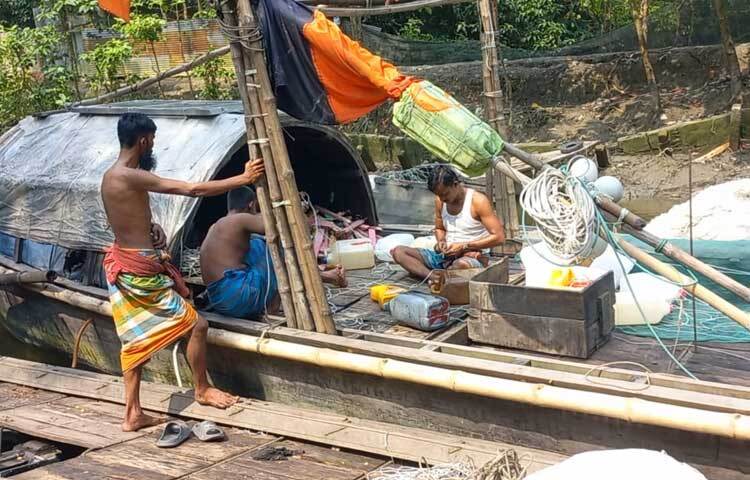 শেষ মুহূর্তে নৌকা ও জাল প্রস্তুত করতে ব্যস্ত সময় কাটছে জেলেদের।