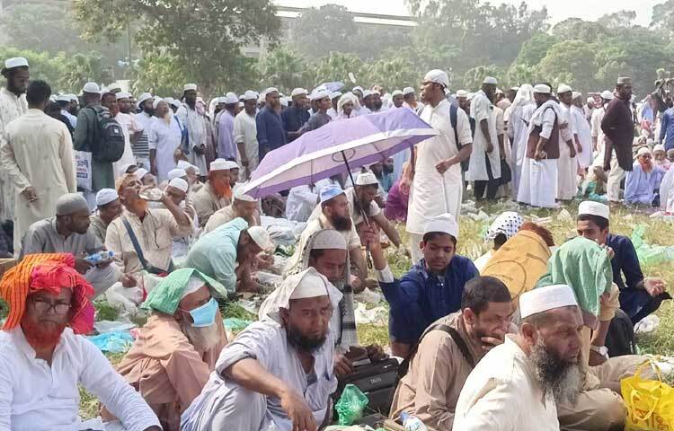 সোহরাওয়ার্দী উদ্যানের ভেতর বসে, দাঁড়িয়ে বক্তব্য শুনছেন দেশের সর্বস্তরের ওলামা-মাশায়েখ ও জনতা।