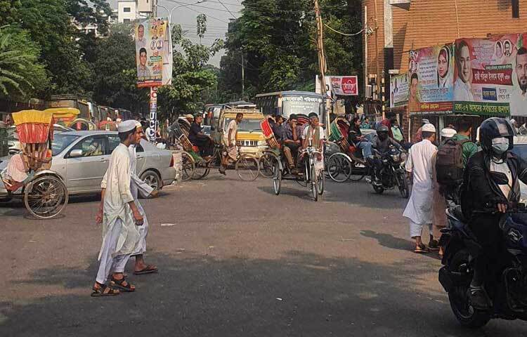 যানজটের ফলে অনেকেই হেঁটে গন্তব্যে যাচ্ছেন।