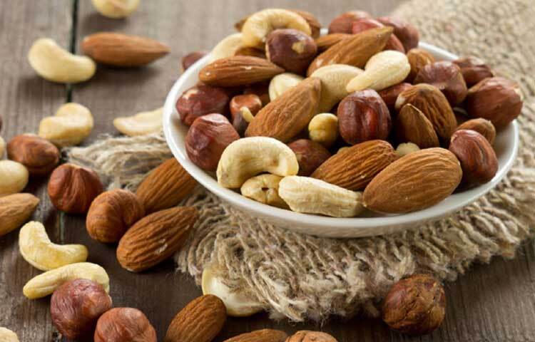 একটি গবেষণায় দেখা গেছে, বাদাম যদি নিয়মিত খাওয়া যায়, তাহলে রক্তে শর্করার মাত্রা নিয়ন্ত্রণে থাকে। ফলে ডায়াবেটিসের ঝুঁকি প্রায় ৩০ শতাংশ কমে আসে।