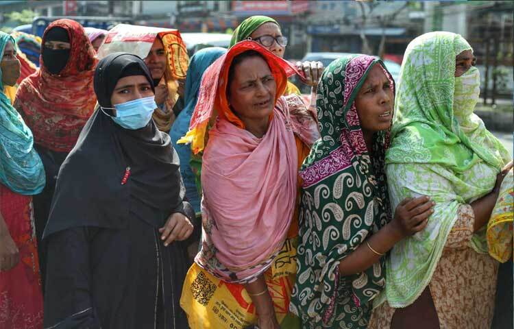 ওএমএসের চাল ও আটা পেতে ক্রেতাদের ঘণ্টার পর ঘণ্টা লাইনে দাঁড়িয়ে অপেক্ষা করতে হচ্ছে।