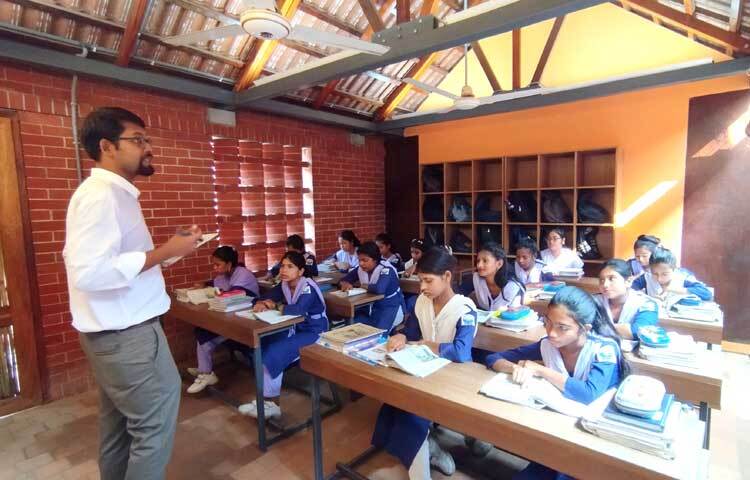 সৃজনশীল স্থাপত্যশৈলীর বিদ্যালয়টিতে শিশুদের পড়ানো হয় হেসেখেলে, সুরের তালে।