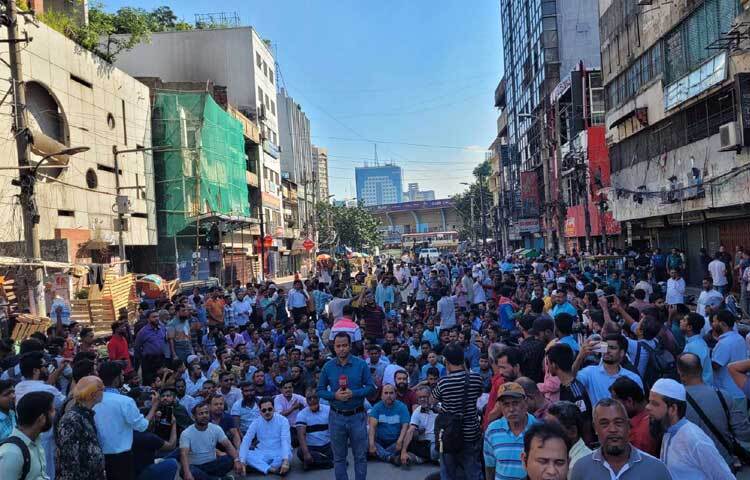একই সঙ্গে আওয়ামী লীগের কেন্দ্রীয় কার্যালয়ের সামনে অবস্থান নিয়েছেন বিএনপির নেতাকর্মীরা। ছবি: রায়হান আহমেদ