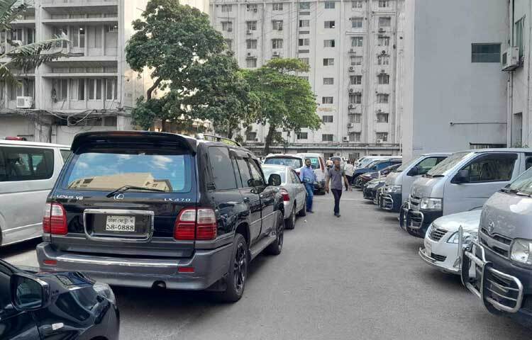 শিক্ষার্থীরা সচিবালয়ের ১ নম্বর গেটের সামনে অবস্থান নেওয়ার পরই সবগুলো গেট বন্ধ হয়ে যায়। ফলে সচিবালয় থেকে কোনো গাড়ি বের হতে পারেনি আবার কোনো গাড়ি প্রবেশও করতে পারেনি। এতে অনেকটাই অবরুদ্ধ হয়ে পড়েন সচিবালয় কর্মরত কর্মকর্তা-কর্মচারীরা।