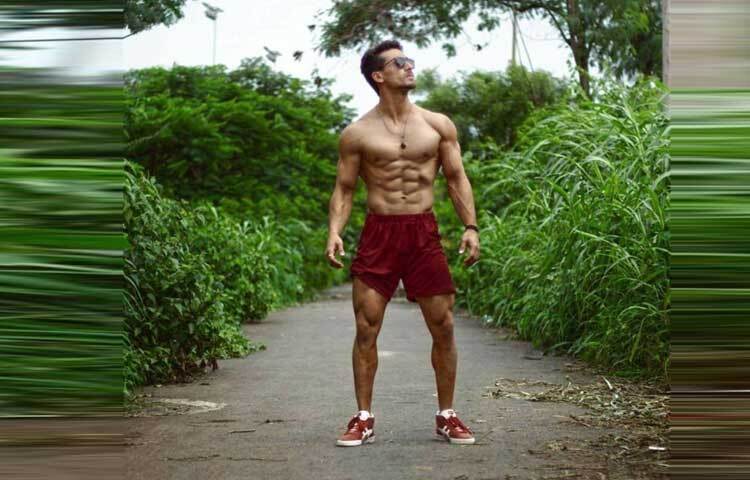 বলিউডের জনপ্রিয় অভিনেতা জ্যাকি শ্রফের ছেলে টাইগার শ্রফ। ১৯৯০ সালে জন্ম নেওয়া টাইগার অভিনেতার পাশাপাশি একজন মার্শাল আর্টিস্টও। ছবি: ফেসবুক থেকে