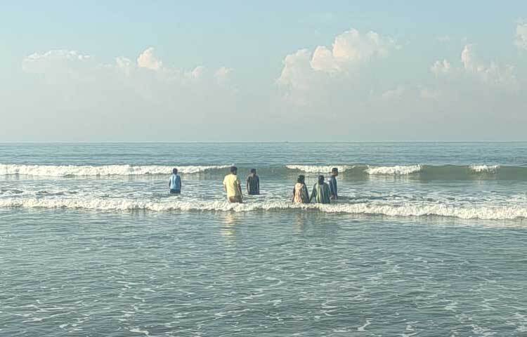 শান্ত সৈকতে সকাল-দুপুর-বিকেলে হাজারো পর্যটক নোনাজলে ঢেউয়ের সঙ্গে খেলা করছেন।