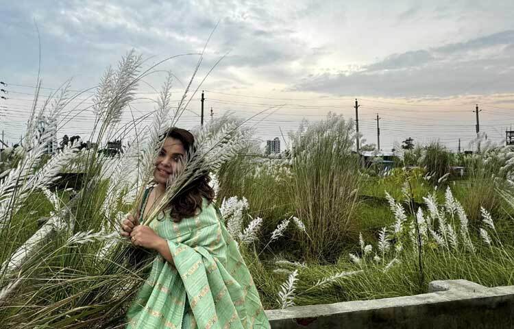 কাজের বাইরেও সামাজিক যোগাযোগমাধ্যমে বেশ সরব গুণী এই শিল্পী।