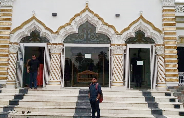 ইতিহাস যেন এখানে নীরব সাক্ষী হয়ে দাঁড়িয়ে আছে। সময়ে সময়ে ছুঁয়ে যায় আমাদের হৃদয়, ফেলে যায় শিহরণ। একদিনের ভ্রমণে ইতিহাসের ছোঁয়ায় নতুন করে বাঁচার প্রেরণা জোগাবে। ছবি: সুমন মিয়া