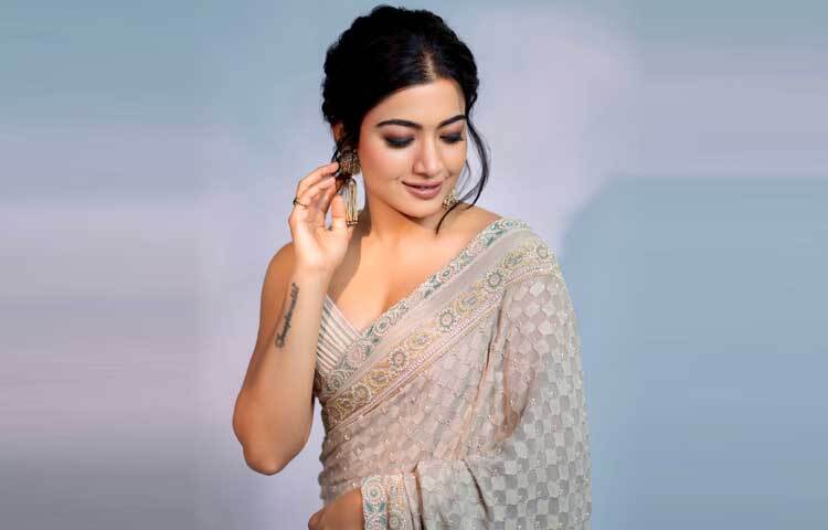 শুধু ওয়েস্টার্ন ড্রেসেই নয় শাড়িতেও দারুণ মানায় তাকে।