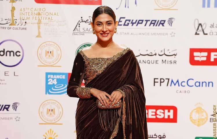 ক্যাপশনে লিখেছেন, ‘রেড কার্পেট থেকে প্রিয় মালতীর।’