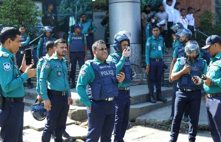 তিতুমীর কলেজের বাইরে পুলিশের অবস্থান ভিতরে ছাত্রদের বিক্ষোভ মিছিল।