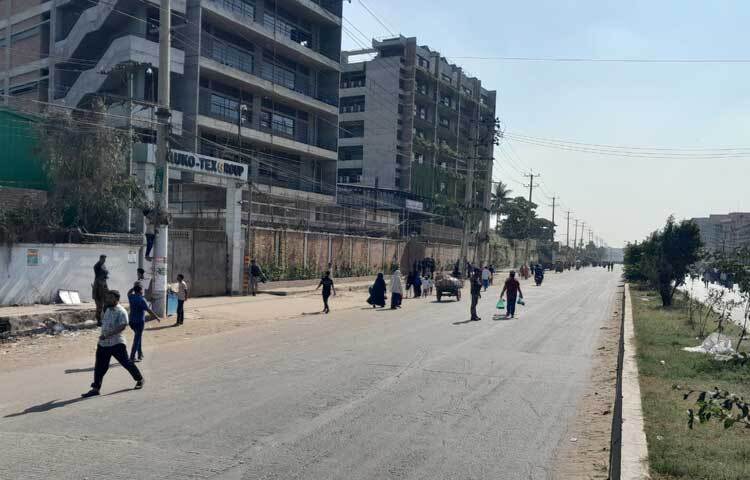 গাজীপুর মেট্রোপলিটন পুলিশের কাশিমপুর থানার ওসি মো. সাইফুল ইসলাম বলেন, গাজীপুরের ঢাকা-টাঙ্গাইল মহাসড়ক ও ধামরাই-কালিয়াকৈর আঞ্চলিক সড়ক ব্যবহার করে ঢাকার সঙ্গে সড়ক যোগাযোগ অব্যাহত রেখেছেন যাত্রীরা। স্থানীয়রা আটোরিকশায় করে ভেঙে ভেঙে সাভারে যাচ্ছেন। যাত্রী ও পণ্যবাহী যানবাহনগুলো এসব বিকল্প পথ দিয়েই যাতায়াত করছেন।