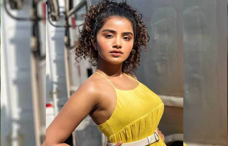 হলুদ নুডল স্ট্র্যাপের ড্রেসে এই ন্যাচারাল বিউটি অনুপমা।