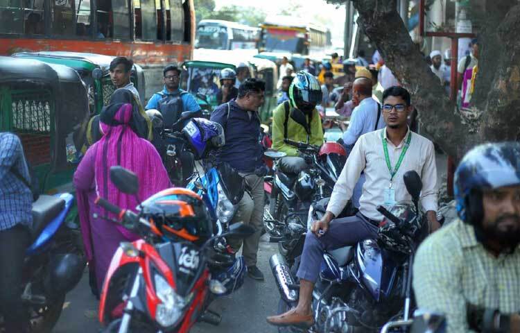 যানজটের কারণে অনেকেই বাধ্য হয়ে হেঁটেই গন্তব্য যাচ্ছেন।