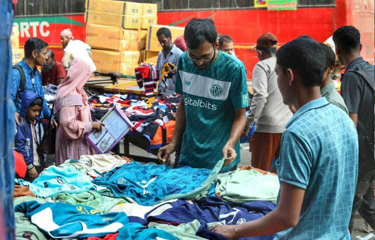 এরই মধ্যে জমজমাট হয়ে উঠেছে শীতের পোশাকের দোকানগুলো।