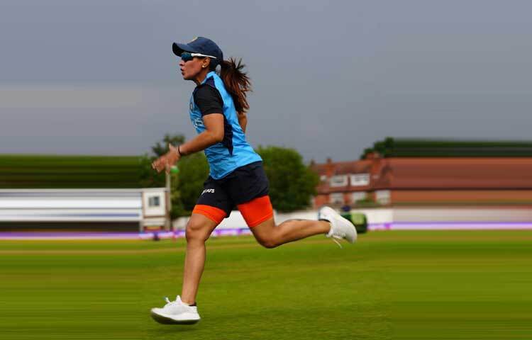 ক্রিকেটের প্রতি ভালোবাসা থেকে মাত্র ৮ বছর বয়সেই চণ্ডীগড় ক্রিকেট অ্যাকাডেমিতে যোগ দেন তানিয়া। সেখানে ভারতের সাবেক ক্রিকেটার যোগরাজ সিং-এর তত্ত্বাবধানে অনুশীলন শুরু করেন।