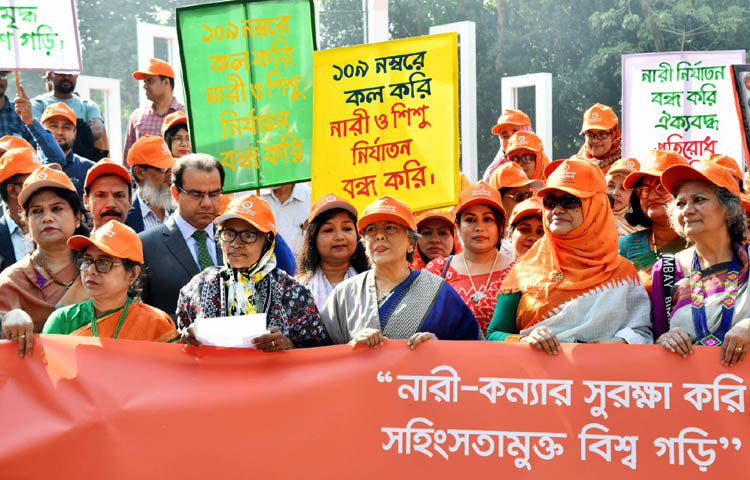 মহিলা ও শিশু বিষয়ক উপদেষ্টা শারমীন এস মুরশিদ আজ ঢাকায় কেন্দ্রীয় শহীদ মিনারে ‘আন্তর্জাতিক নারী নির্যাতন প্রতিরোধ পক্ষ-২০২৪’ পালন উপলক্ষ্যে আয়োজিত র‍্যালিতে অংশ নেন। ছবি: পিআইডি