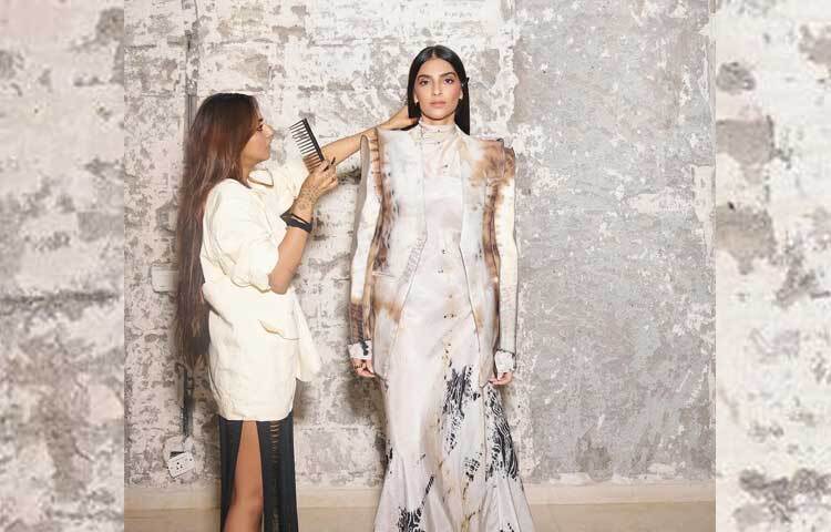 বলিউডের ফিল্ম প্রডিউসার ও জনপ্রিয় সেলিব্রিটি স্টাইলিস্ট রিয়া কাপুর তার ইনস্টাগ্রাম পোস্টে সোনমের বেশ কয়েকটি ছবি শেয়ার করেন। এরপর থেকেই বলিউড সেলিব্রিটি থেকে শুরু করে নেটিজেনরা সোনমের এই মোহনীয় অবতার দেখে মুগ্ধতা প্রকাশ করেছেন কমেন্ট সেকশনে।